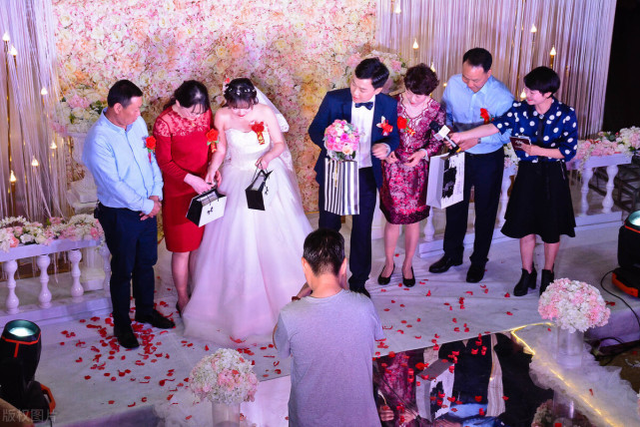 婚礼大屏幕惊现他人不雅照 新人索赔