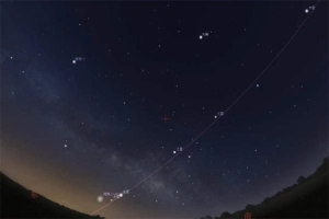 摄影爱好者延时拍摄的七星连珠