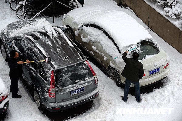 济南暴雪路上汽车变绝望冰壶