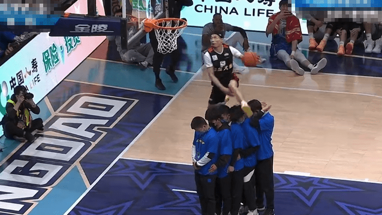 陈登星飞跃7人胯下爆扣强势夺冠
