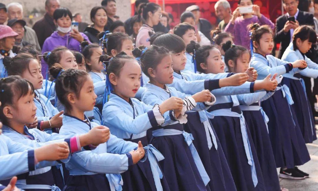张雨霏想穿汉服在明城墙上拍写真