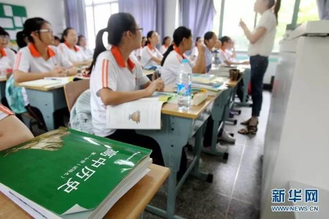 长沙两名中学生教科书式拾金不昧