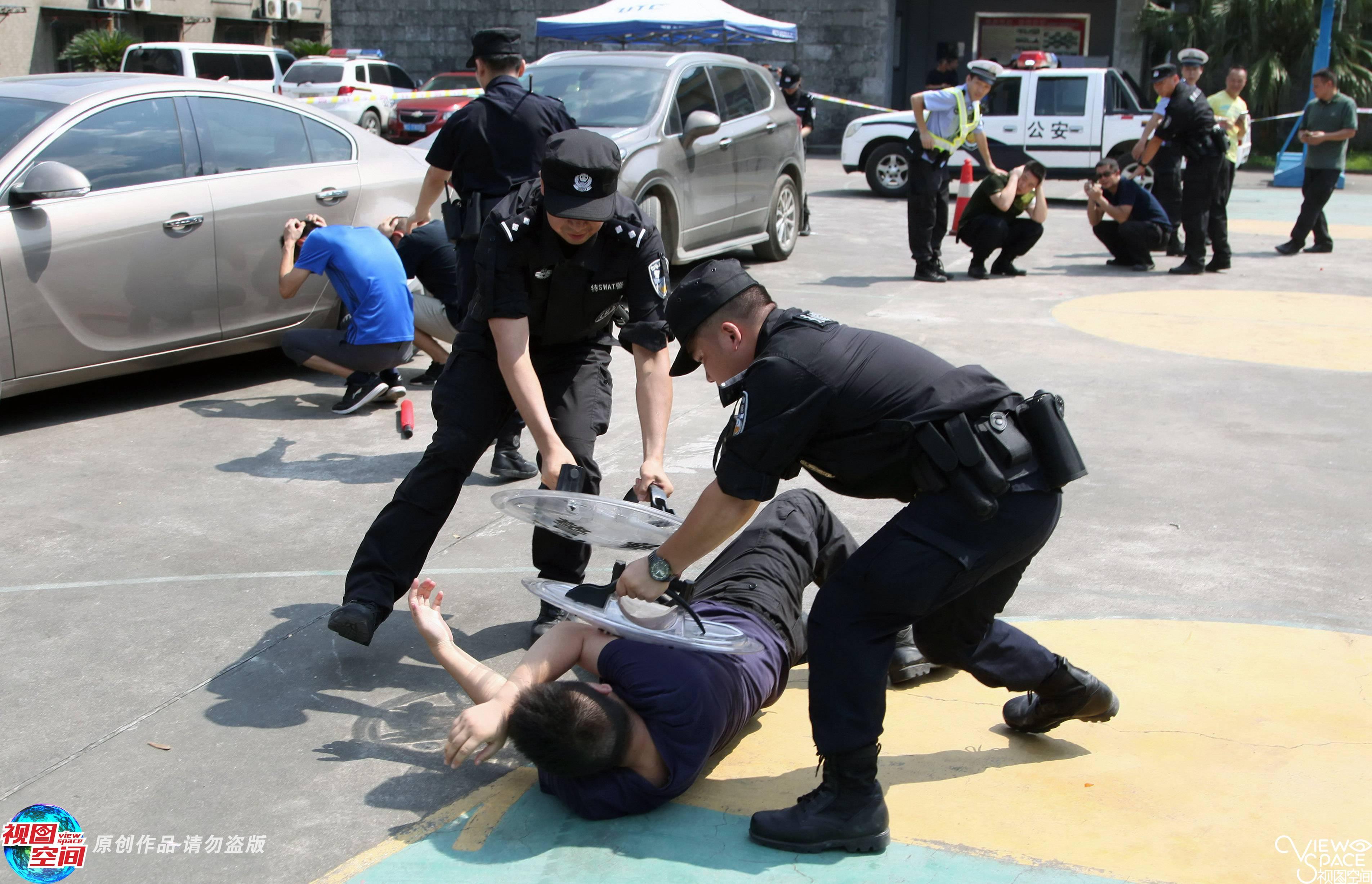 安徽一特警狂奔500米擒贼