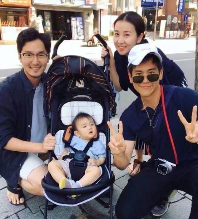 网友偶遇彭于晏与女生遛狗