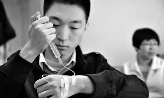 医学生穿外科针线时下意识用嘴抿线