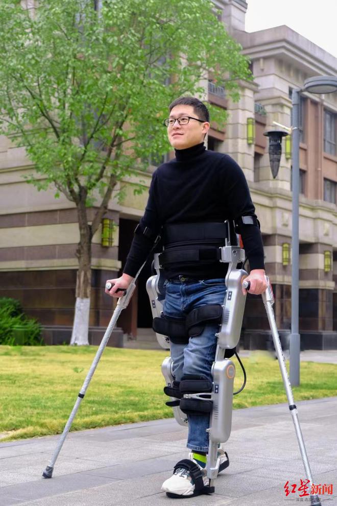 完全截瘫患者在上海走起来了