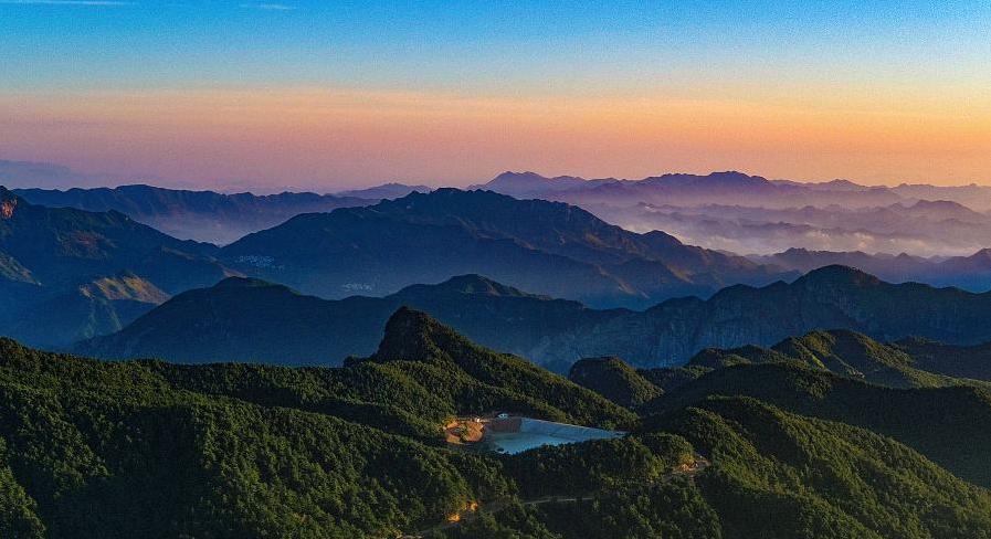 男子在杭州太子山意外拍到黄山