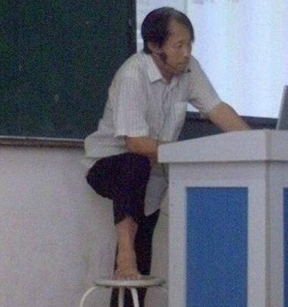 男孩上课玩手机 屏幕上出现老师的脸