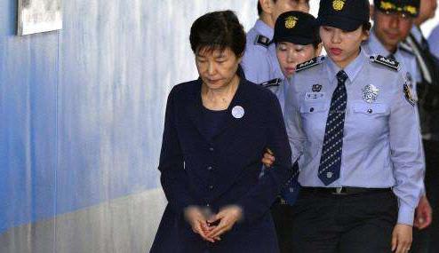 尹锡悦走出拘留所 挥手致谢