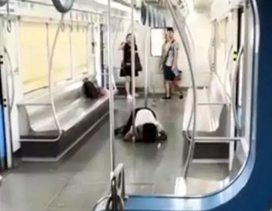 男生看到地铁座椅血迹主动擦干净