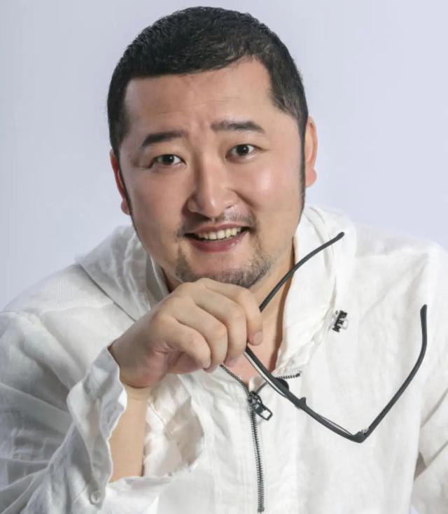男演员赵雷棋街头开直播刷鞋