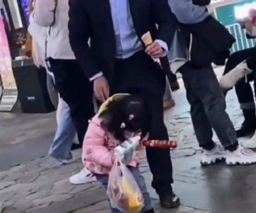 小孩姐拿冰淇淋逗狗结果真掉地上了