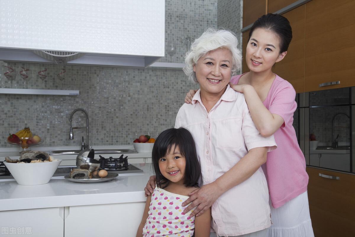女生晒85年婆婆帮儿媳带孩子