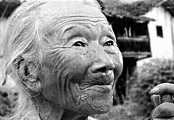 苦等丈夫80多年 103岁的她去世