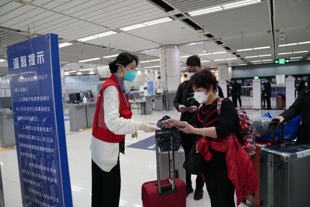 众擎机器人在深圳湾跑步