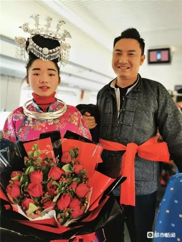 婚车邂逅高三学生喜糖红包赠不停