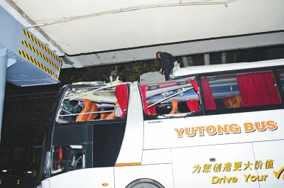 双层巴士误入隧道车顶被削 郑州通报