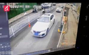 女车主跟车过杆遭当头一棒 怒讨说法