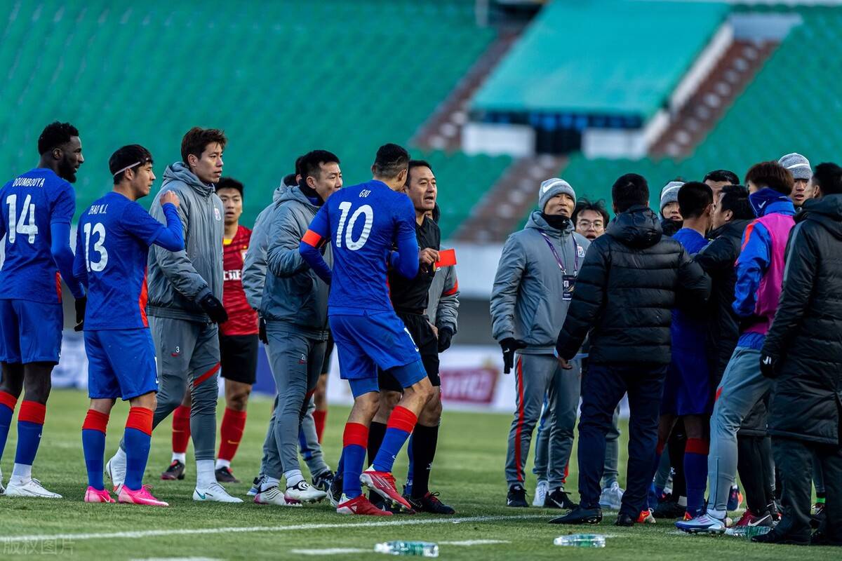 大规模冲突后 12名足球球员全国停赛