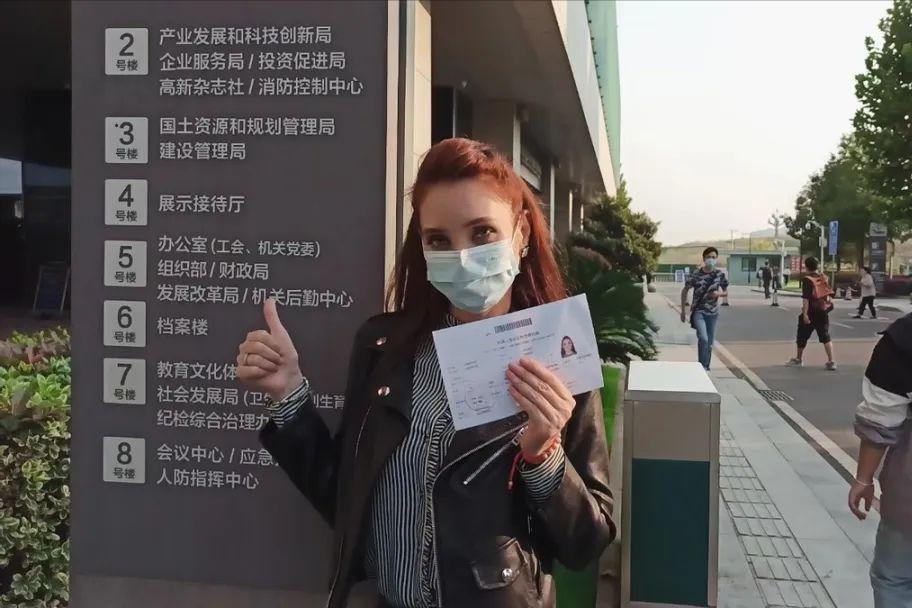 双胞胎空姐同日出嫁 礼金只收1份