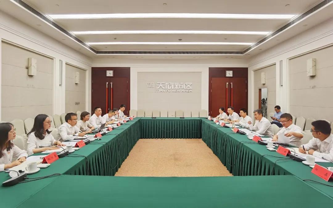 坚持和落实“两个毫不动摇”