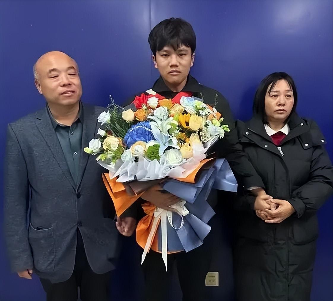 谢浩男辟谣养父母车祸离世