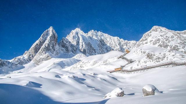 玉龙雪山回应多位游客拍到雪崩