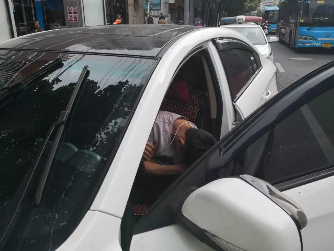 敞篷车司机坐头枕脱手驾驶