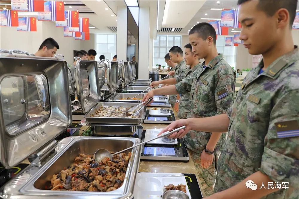 深圳机器人掌勺为入伍新兵做午餐