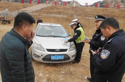 加沙民众驾马车逃跑突然全被甩了下去