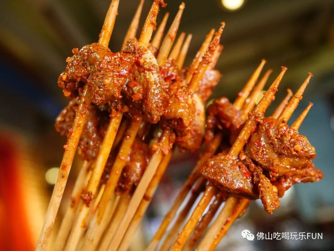 湖南一烧烤店上新麻辣竹签 10元50串