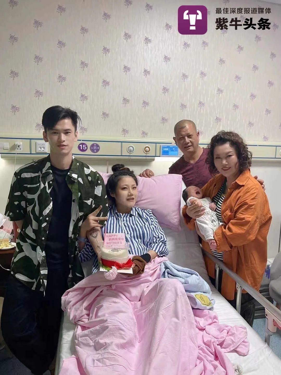 哥哥带四月龄妹妹参加活动被围观