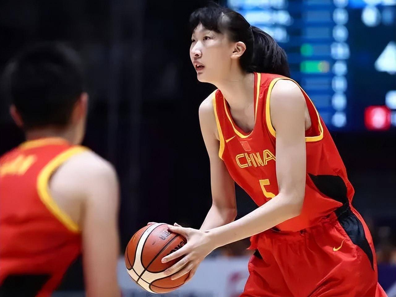 17岁“小巨人”首次入选中国女篮