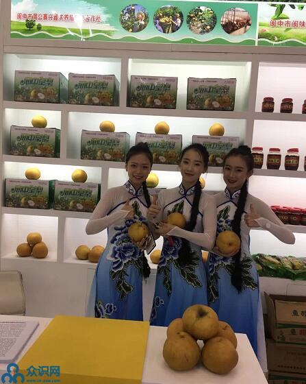 00后女大学生返乡卖羊粪