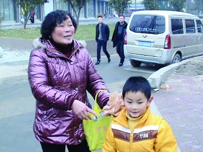 小孩丢下一团湿巾 家长赔偿7000元