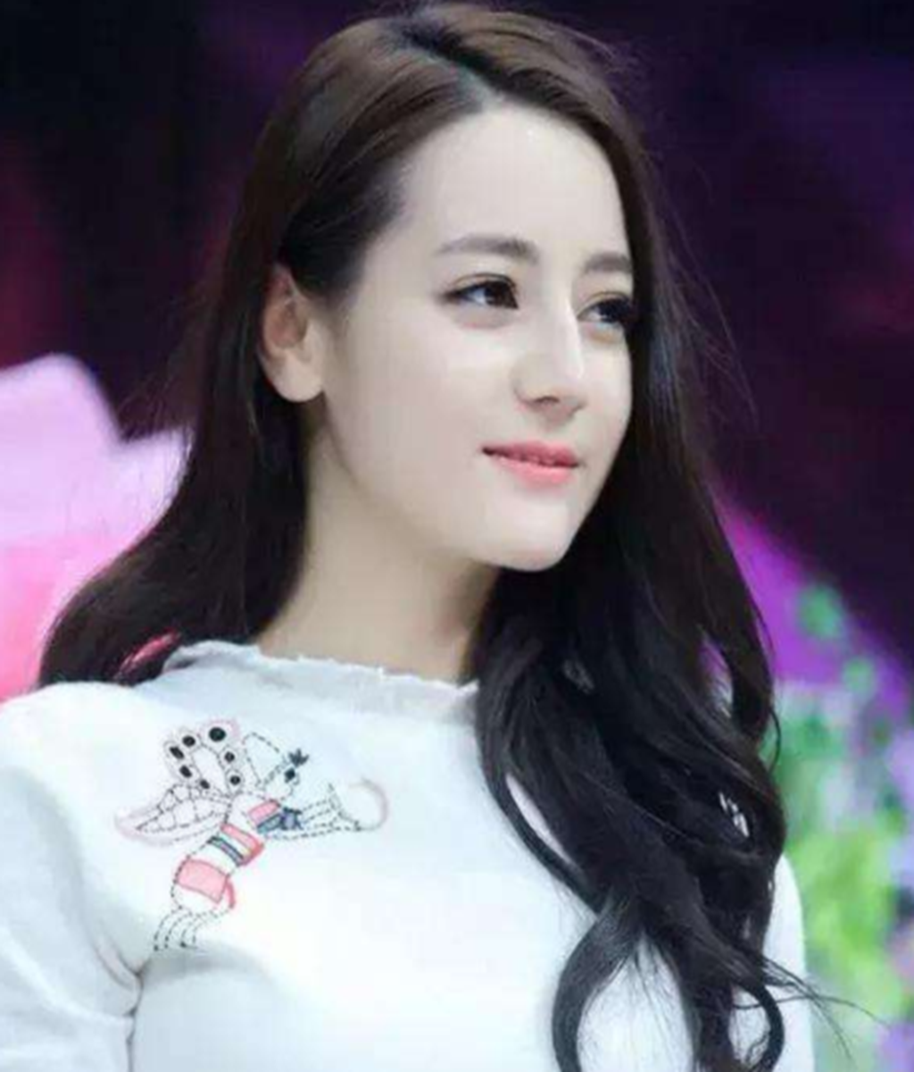 撞脸热巴的美女导游自称一般水平
