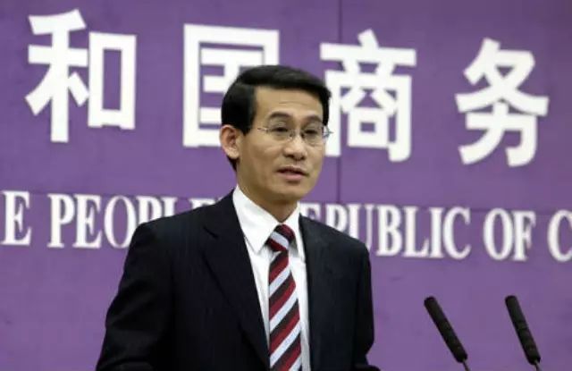 商务部部长：现在每天早上得看新闻