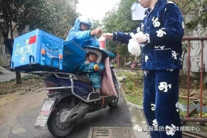 21岁背女送外卖的单亲妈妈买房了