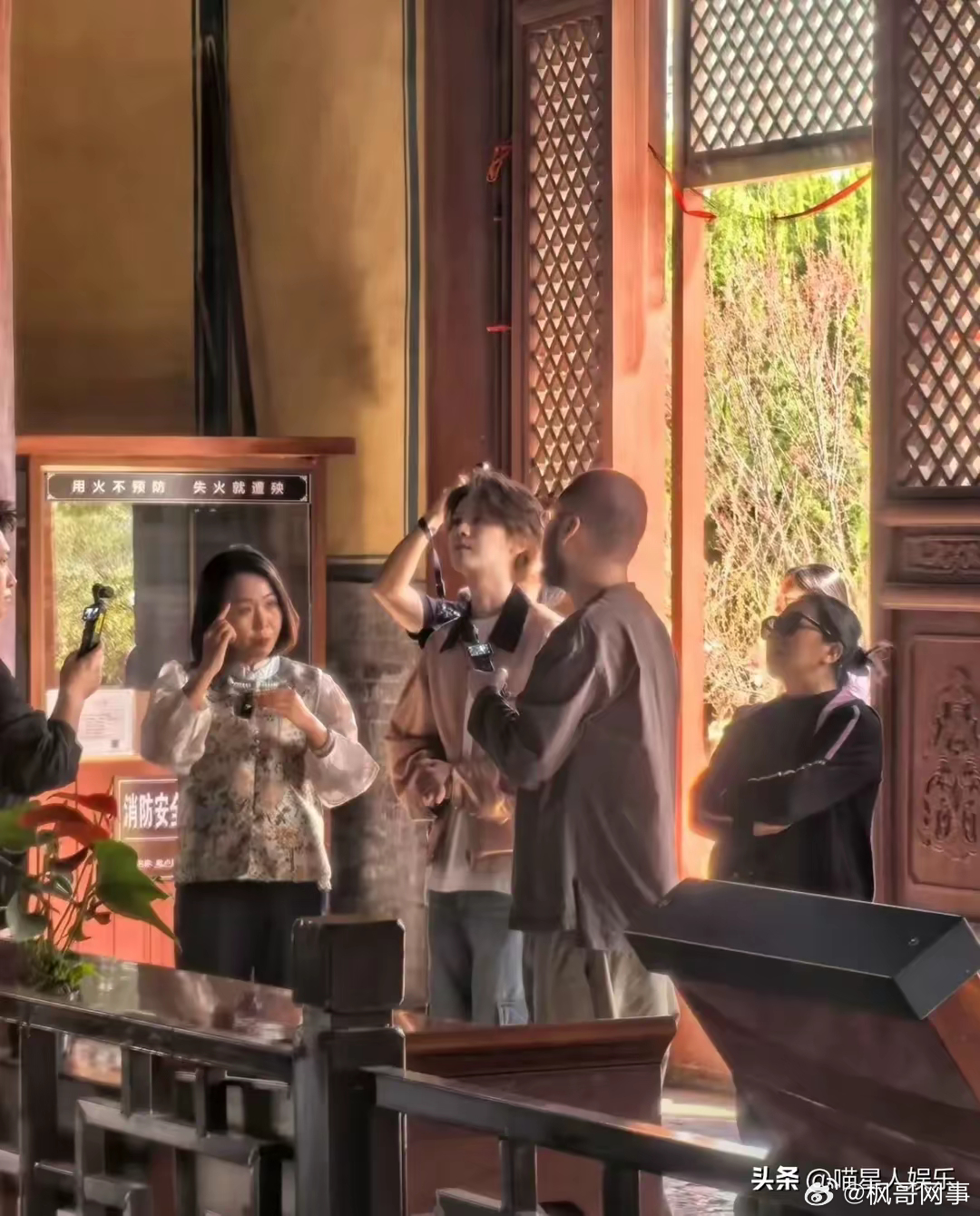 鹿晗和关晓彤都去了寺庙