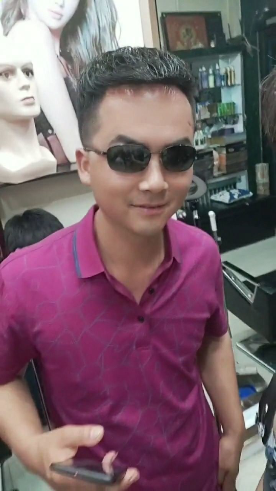 大哥戴假发在一声声好帅中迷失自己