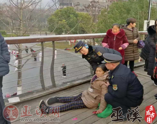老人摔倒95后驻村书记及时抱起送医