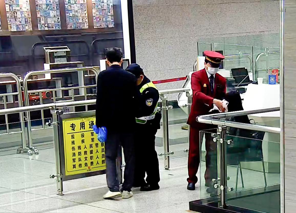 乘客呼吸困难说出碱字地铁员工秒懂