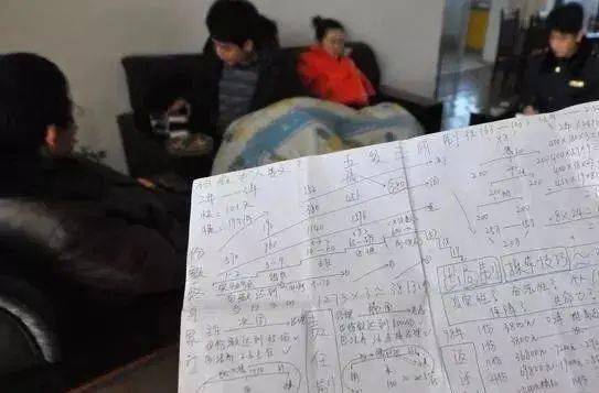 男子当街跪地撒百元纸钞