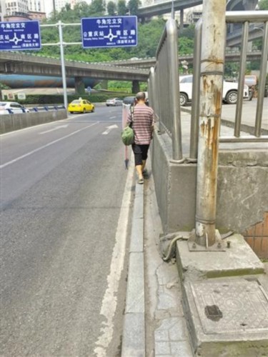 上海最窄人行道仅10厘米宽
