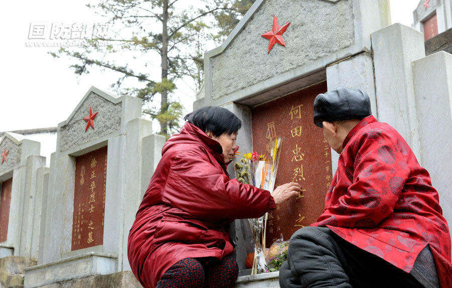 夫妻俩备孕无果到烈士陵园求子