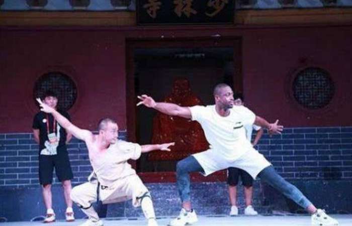 甲亢哥在少林寺被路人错认成科比