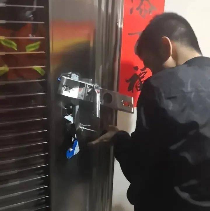 女子叫开锁师傅 来了个10岁小孩