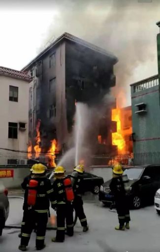 沈阳一建筑突发火灾楼顶有多人被困