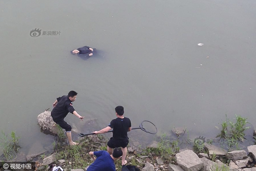 长沙一民警套着救生圈下水救人