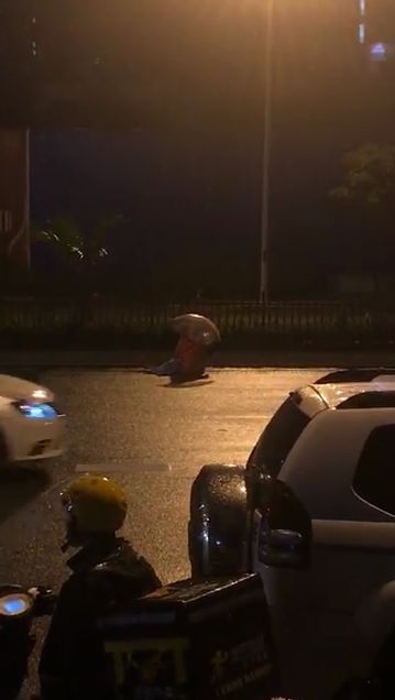 22岁女骑手车祸去世 家属寻目击者